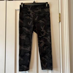 Zyia Forest Camo Luxe Capri Leggings Size 6/8